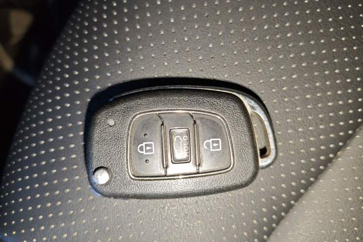 Used Hyundai Verna RV 2017 1.4L Automatic Cool Edition GLS China V Emission Standard Vehicle Key