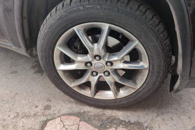 Used Jeep Grand Cherokee 2014 3.0TD Diesel Comfort Navigation Version Right Front Wheel Hub