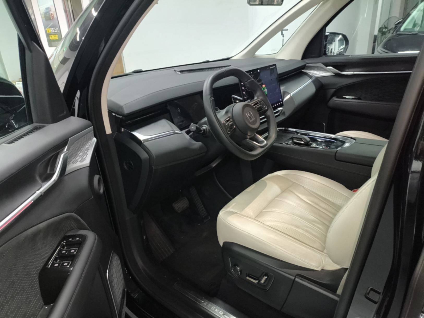 Zeekr 009 2024 GAC Trumpchi — снимка 18