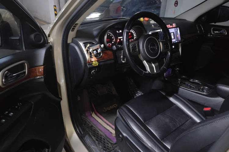 Used Jeep Grand Cherokee 2011 3.6L Luxury Edition
