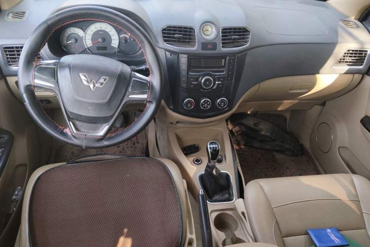 Used Wuling Hongguang 2013 1.2L S Comfort Model China IV Standard Center Console