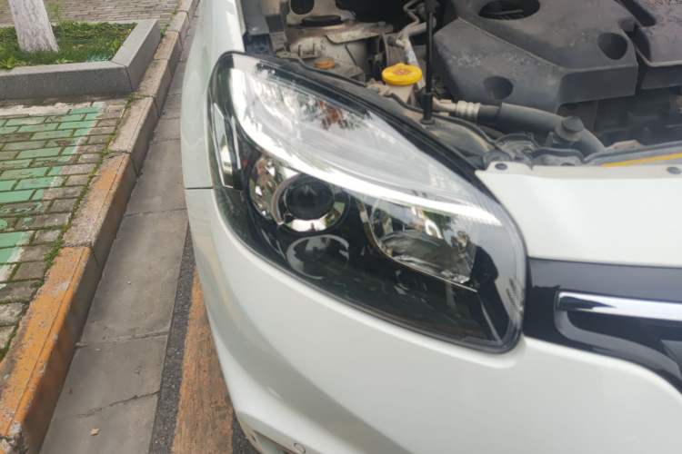 Used Renault Koleos 2014 2.5L 4x4 Comfort Edition Right Front Headlight