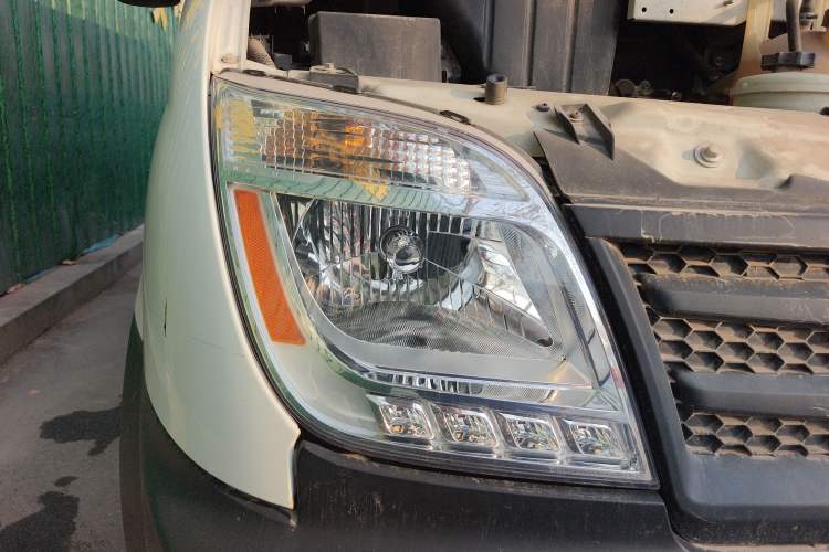 Used SAIC MAXUS Xintu V80 2019 2.5T Classic Edition 6-Speed Manual – Aoyuntong Modified Version Short Wheelbase Mid-Height Roof 5/6 Seats Right Front Headlight