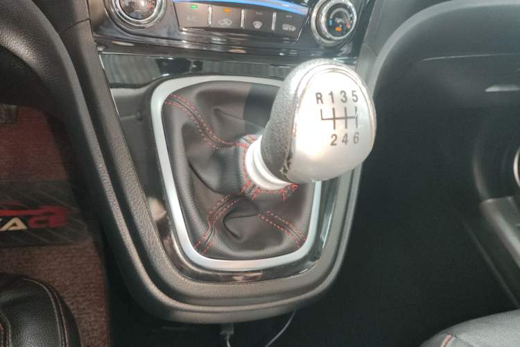 Used Haval H6 2013 Upgraded Model 1.5T Manual Two-Wheel Drive Elite Version Gear Lever