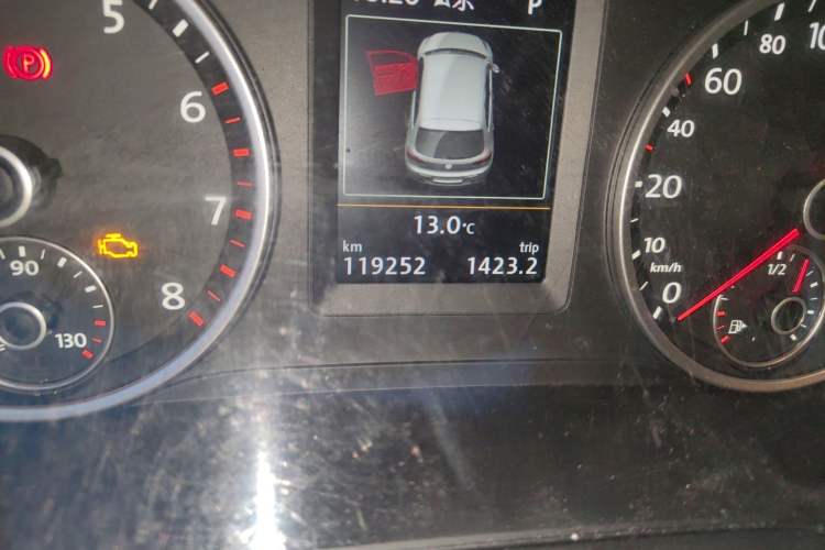 Used Volkswagen Tiguan 2015 1.8TSI Automatic Two-Wheel Drive Luxury Model Odometer Close Up