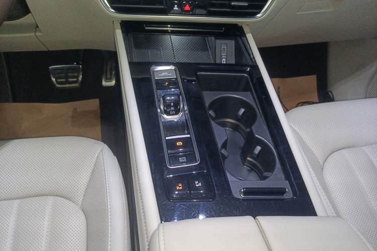 Used Volkswagen Viloran 2023 380TSI Luxury Edition Gear Lever