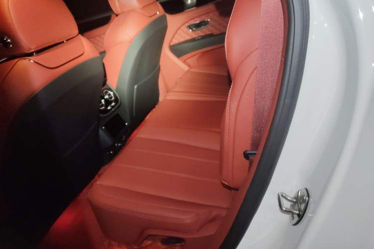 Used Bentley Bentayga Plug-in Hybrid 2021 3.0T PHEV Left Rear Seat