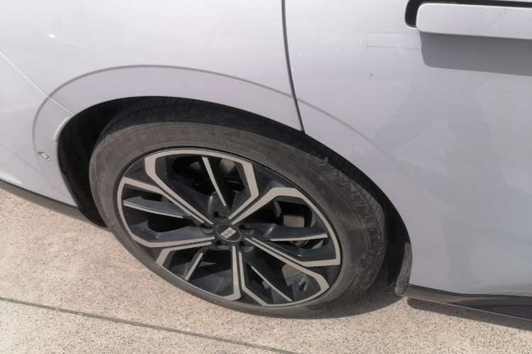 Used Geely Galaxy E8 2025 700 km Long-Range Intelligent Driving Version Right Rear Wheel Hub