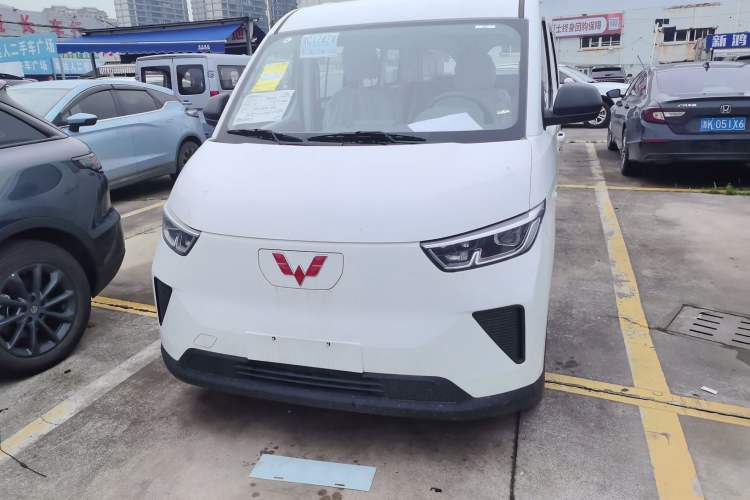 Used Wuling Yangguang 2024 300KM Comfort Version Passenger Van 75kW