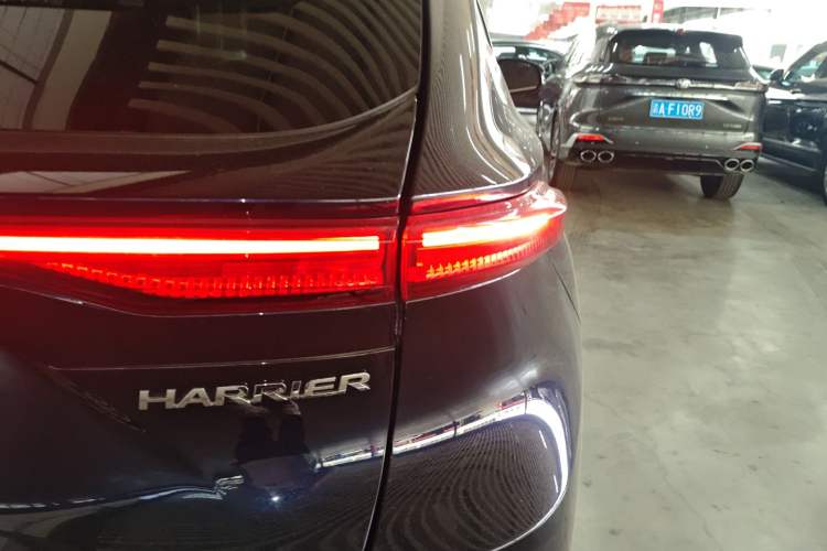 Used Toyota Harrier 2023 2.0L CVT Two-Wheel Drive Entry Version Exterior 3