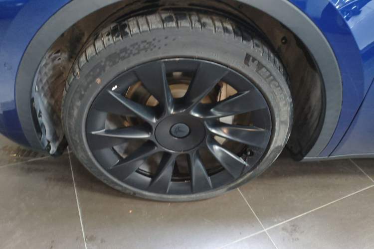 Used Tesla Model Y 2021 Long-Range All-Wheel-Drive Version Left Front Wheel Hub