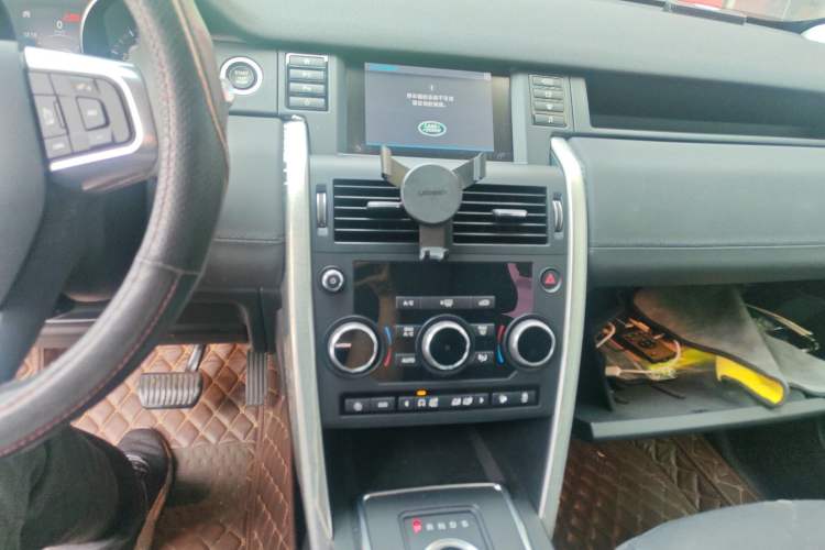 Used Land Rover Discovery Sport 2018 240 PS SE Version Audio And AC Panel