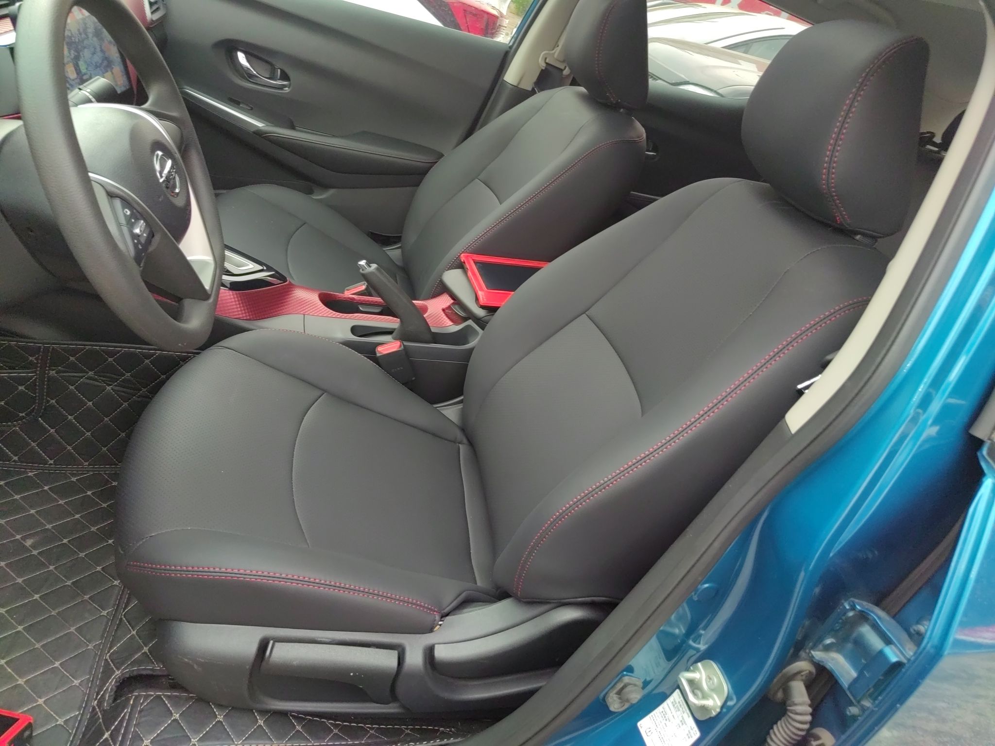 المقاعد الأمامية داخل السيارة