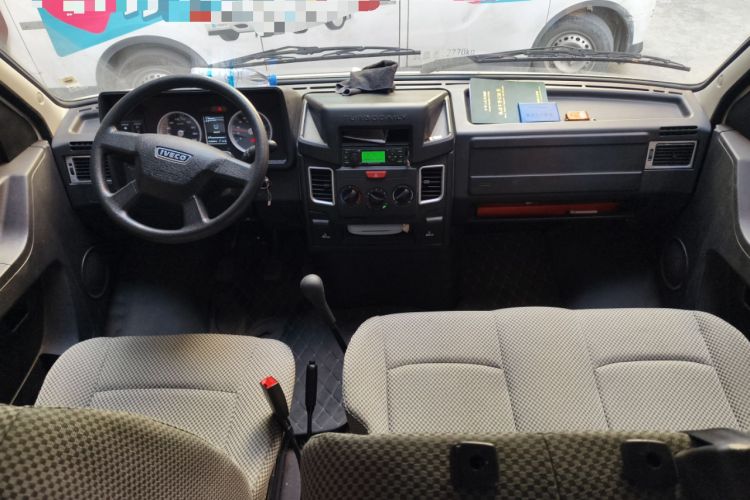 Used Iveco Daily 2021 2.5T A35 M1 Passenger Van 5-9 Seater Short Wheelbase Mid-Roof Design Dual Tires Side Sliding Door