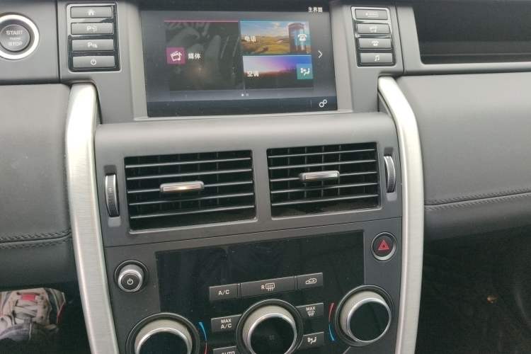 Used Land Rover Discovery Sport 2018 240 PS SE Version Audio And AC Panel