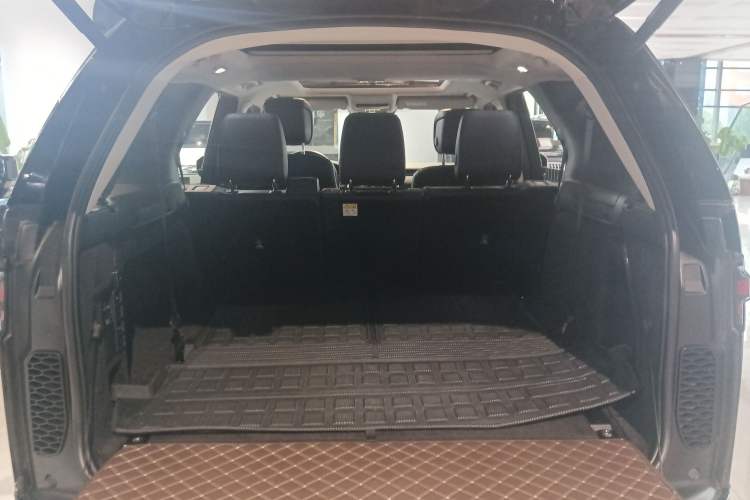 Used Land Rover Discovery 2021 360 PS R-Dynamic SE Trunk