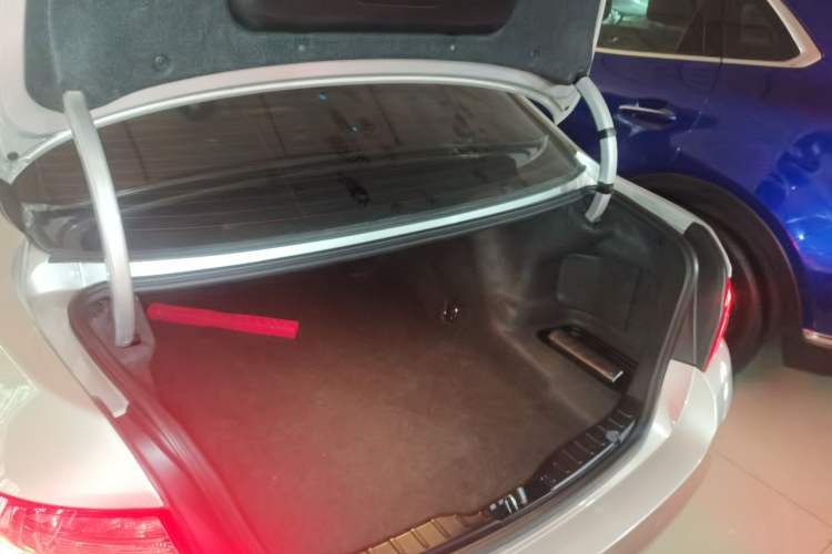 Used BMW 5 Series 2014 525Li Leading Model
