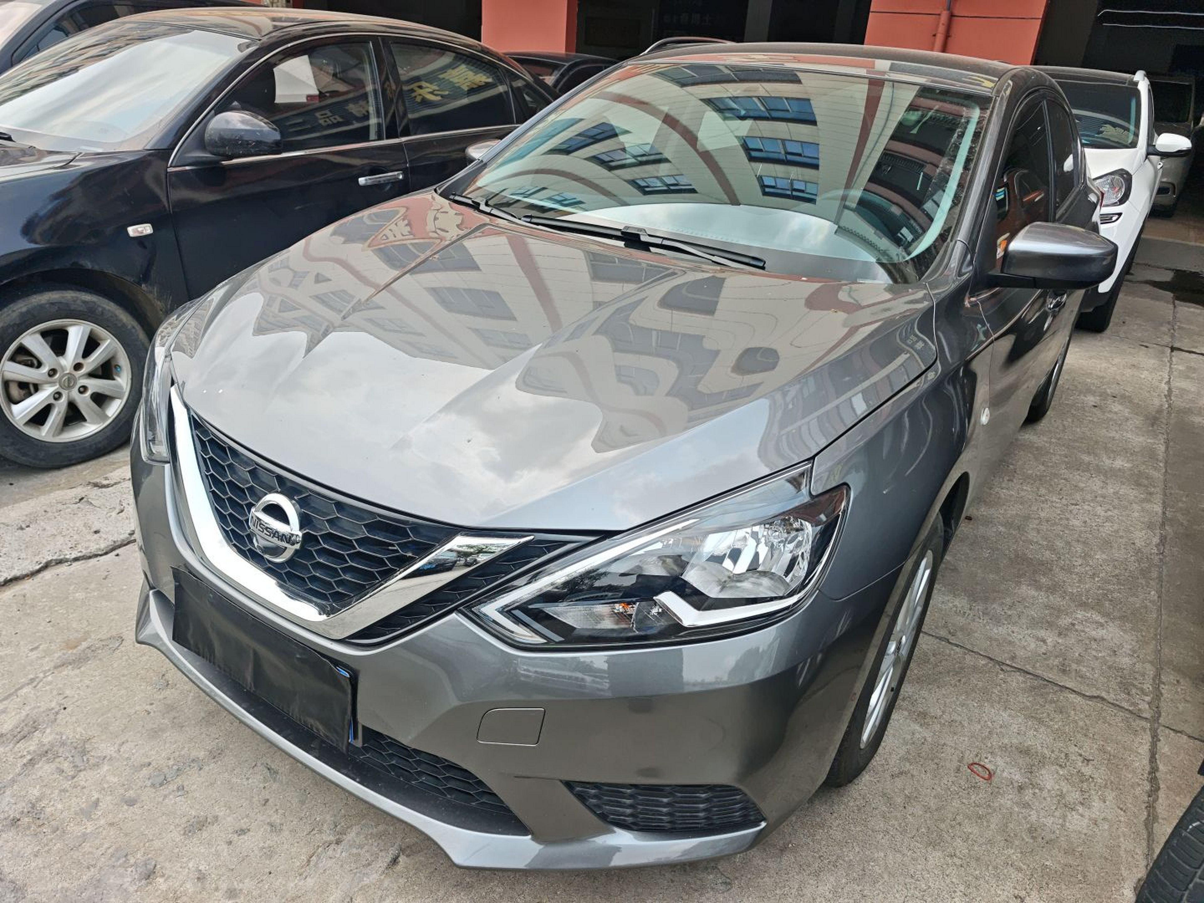 Под передней частью автомобиля