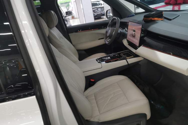 Used Zeekr 009 2024 Six-Seat Executive Version 4WD 108 kWh Right Front Seat