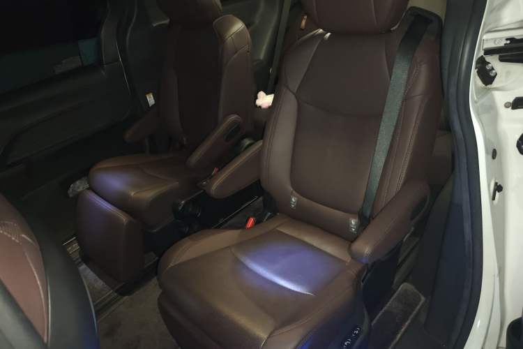 Used Toyota SIENNA 2021 2.5L Hybrid Platinum Edition Left Rear Seat