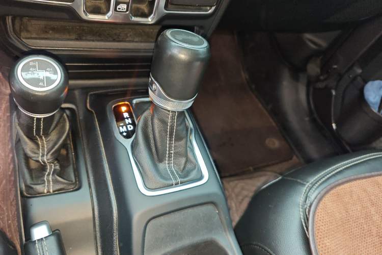 Used Jeep Wrangler 2019 2.0T Sahara Four-Door Version China VI Emission Standard
