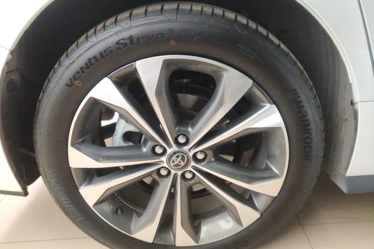 Used Toyota Granvia 2024 2.5L Hybrid Prestige PLUS Edition Right Rear Wheel Hub