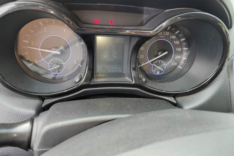 Used JMC Yusheng S350 2013 2.4T Automatic 2WD Diesel Luxury Edition 5 Seats
