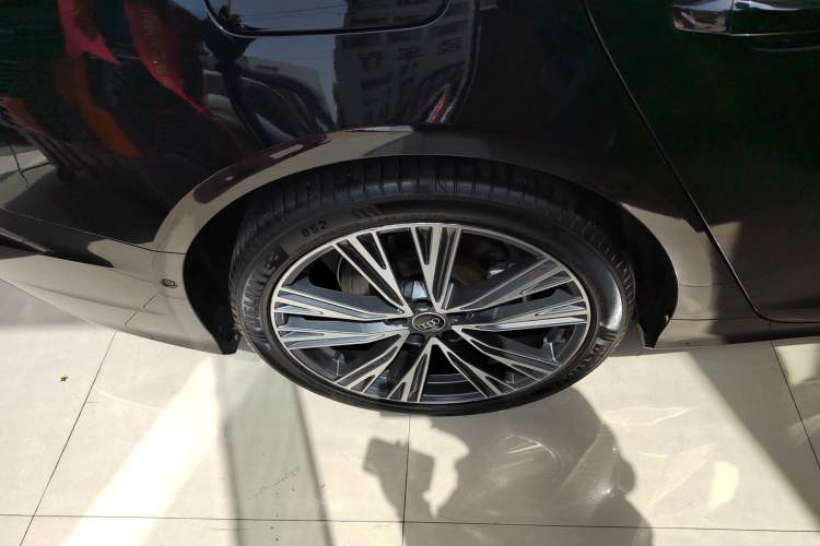 Used Audi A6L 2023 Revised Edition 45 TFSI quattro Prestige Dynamic Version Right Rear Wheel Hub