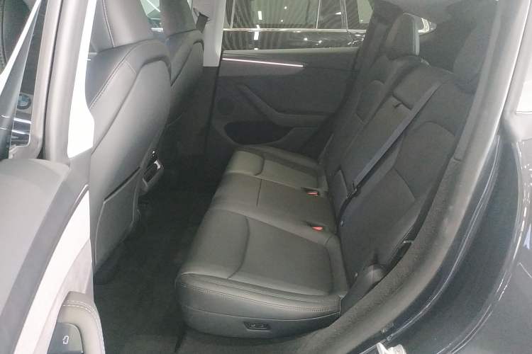 Used Tesla Model Y 2025 Long-Range All-Wheel-Drive Version
