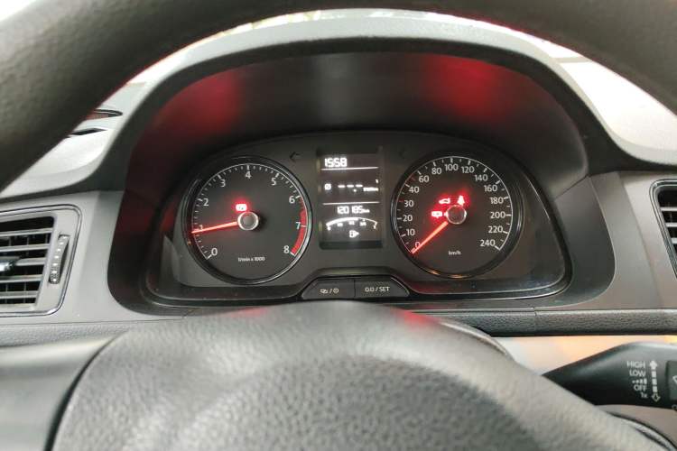 Used Volkswagen Gran Lavida 2013 1.6L Manual Fashion Model