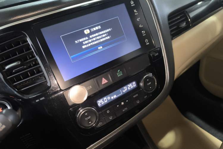 Used Mitsubishi Outlander 2016 2.4L 4x4 Elite Edition 5 Seats Audio And AC Panel