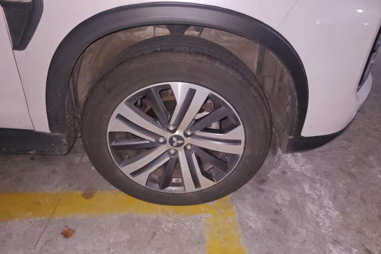 Used Mitsubishi ASX 2020 2.0L CVT Smart Edition Right Front Wheel Hub