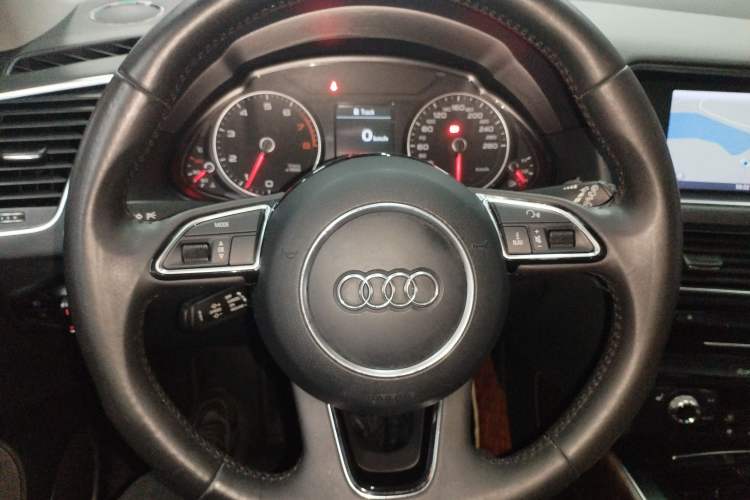 Used Audi Q5 2015 40 TFSI Comfort Model Steering Wheel