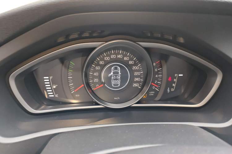 Used Volvo V40 2013 2.0T Zhiyi Edition Instrument Cluster