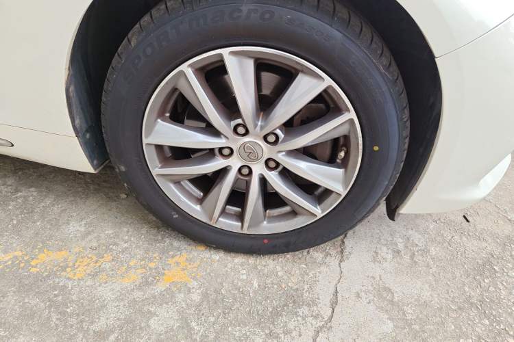 Used Infiniti Q50L 2016 2.0T Comfort Edition Right Front Wheel Hub