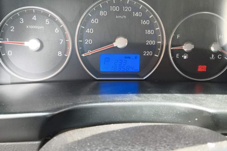 Used Hyundai Santa Fe Classic 2011 2.4 Comfort Edition 7-Seater Two-Wheel Drive Odometer Close Up