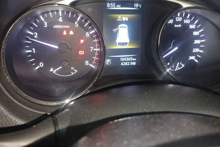 Used Nissan X-Trail 2015 2.0L CVT Comfort MAX Edition 2WD Odometer Close Up