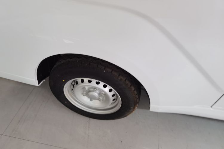 Used Wuling Yangguang 2024 300KM Comfort Version Passenger Van 75kW Right Rear Wheel Hub