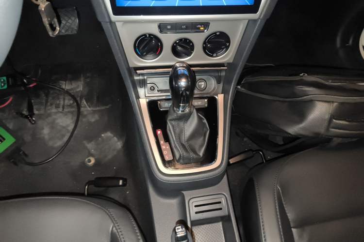 Used Volkswagen Lavida 2013 Revised Version 1.4 TSI DSG Comfort Edition Gear Lever