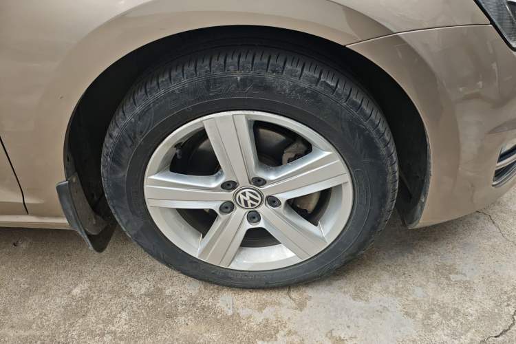 Used Volkswagen Golf 2016 230TSI Automatic Comfort Version Right Front Wheel Hub