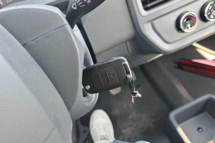 Used Wuling Yangguang 2024 300KM Comfort Version Passenger Van 75kW Vehicle Key