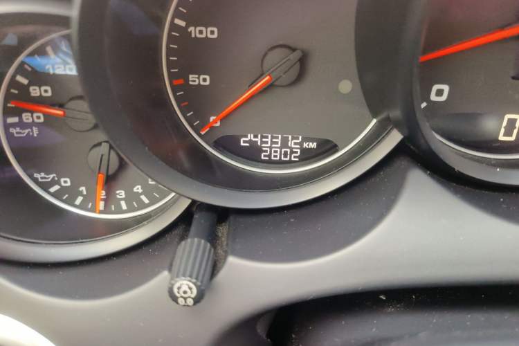 Used Porsche Cayenne 2016 Cayenne 3.0T Odometer Close Up