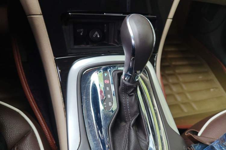 Used Buick Regal 2014 2.0L Leading Fashion Edition Gear Lever