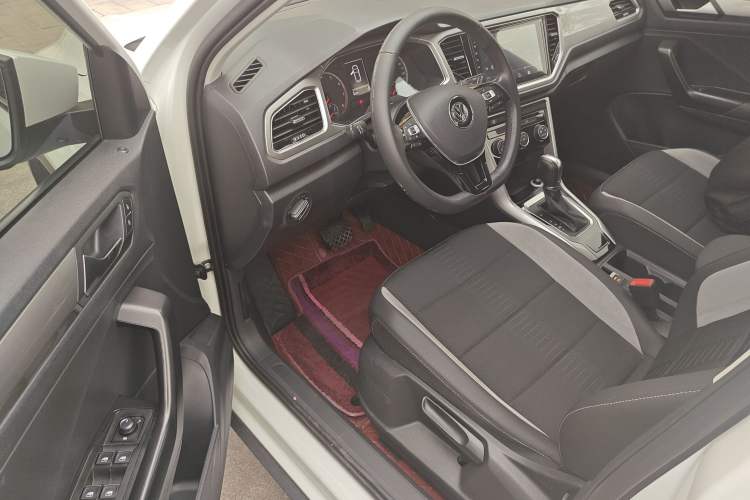 Used Volkswagen T-ROC 2019 230TSI DSG Two-Wheel-Drive Advanced Version China VI Standard Driver Seat