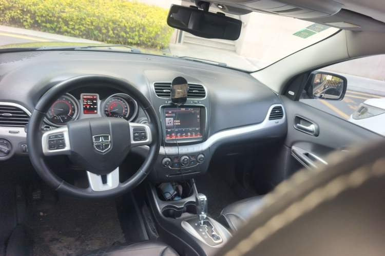 Used Dodge Journey 2013 2.4L Two-Wheel Drive Luxury Version