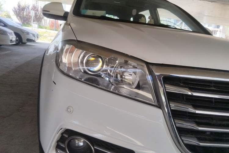 Used Haval H6 2015 Sport Edition 1.5T Automatic Two-Wheel Drive Luxury Model Right Front Headlight