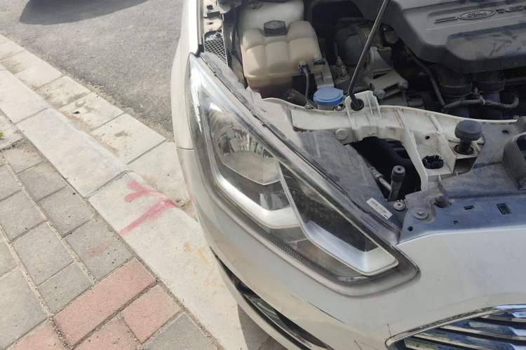 Used Ford Escort 2015 1.5L Automatic Fashion Model Right Front Headlight