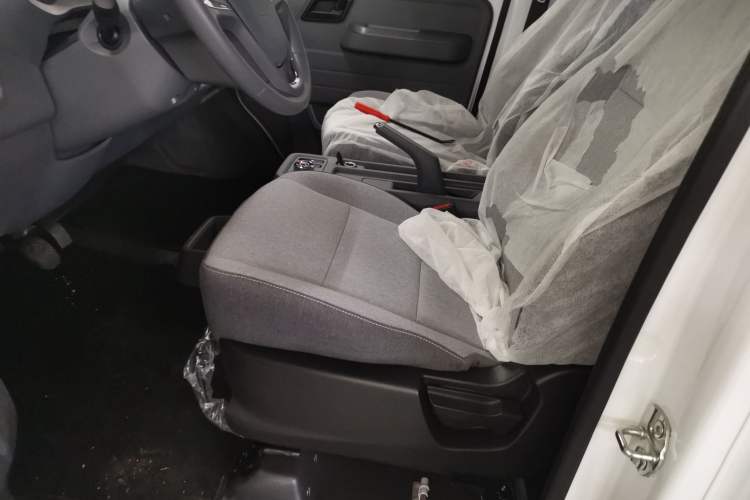 Used Wuling Yangguang 2025 Model 310KM Bus Edition—Customized by CATL