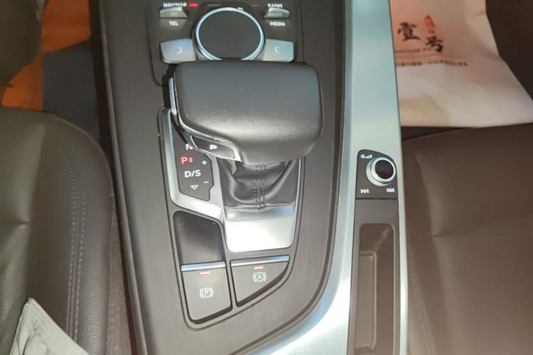 Used Audi A4L 2018 30th Anniversary Edition 40 TFSI Fashion Model Gear Lever