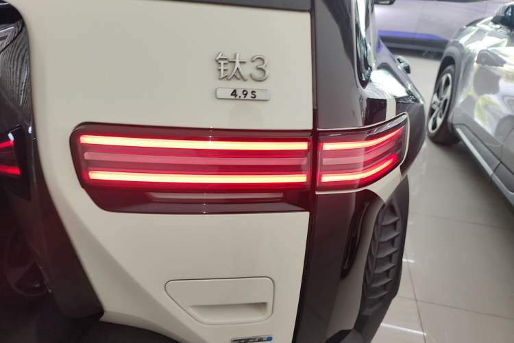 Used Formula Leopard Titanium 3 2025 501KM All-Wheel Drive Intelligent Driving Ultra Version
